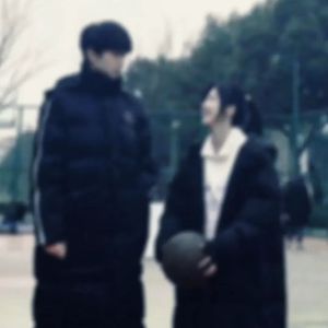 帆布鞋碾精用脚磨男生的要害故事
