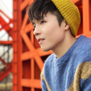 帆布鞋碾精用脚磨男生的要害故事
