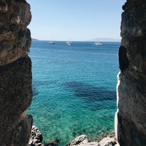 帆布鞋碾精用脚磨男生的要害故事
